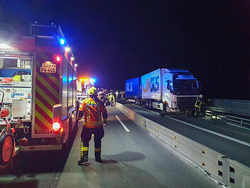 Kreis Bad Kissingen: A7-Brücke nach Lkw-Unfall stundenlang gesperrt - Polizei gibt vorsichtig Entwarnung