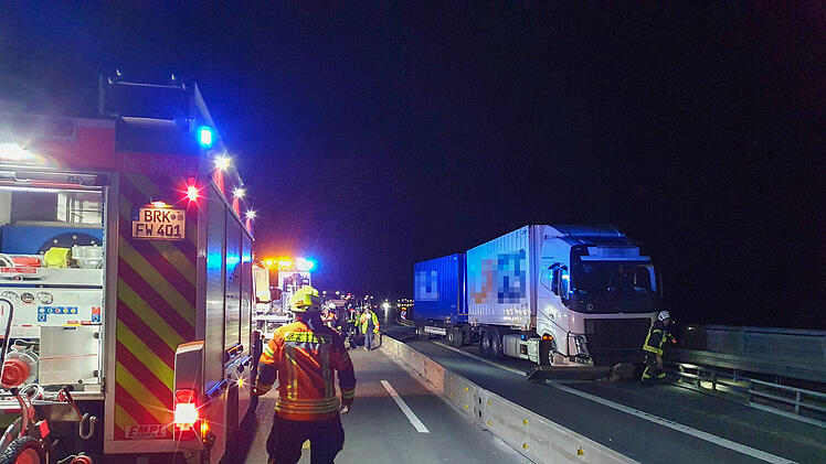Kreis Bad Kissingen: A7-Brücke nach Lkw-Unfall stundenlang gesperrt - Polizei gibt vorsichtig Entwarnung