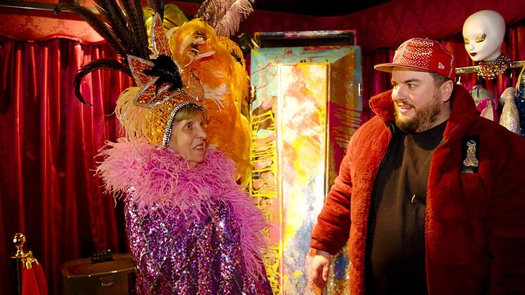 Dannis Mutter Rosi gef&auml;llt sich als Showgirl auf der Reeperbahn.