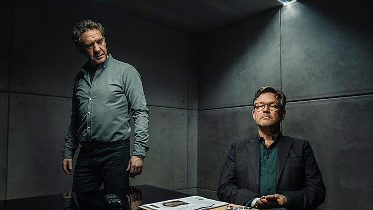 Kommissar Axel Stauf (Johannes Zeiler, links) ist nicht gerade f&uuml;r Zur&uuml;ckhaltung und Samthandschuhe bekannt, doch das l&auml;sst Carsten Spanger (Justus von Dohn&aacute;nyi) unbeeindruckt.