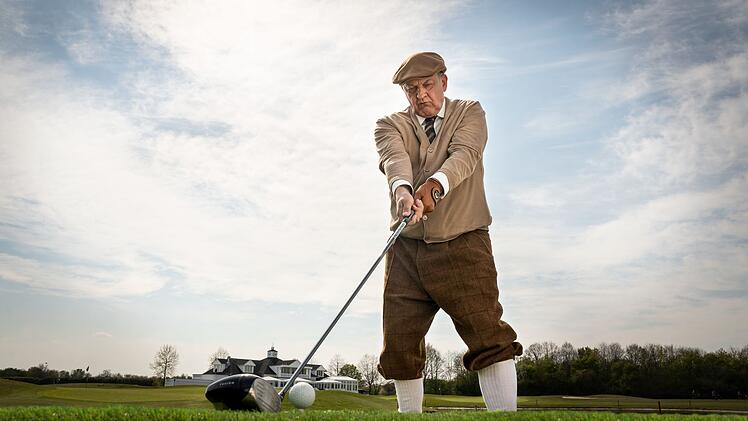 Ein Traum von einem Abschlag: Wilsberg (Leonard Lansink) auf dem Golfplatz, was tut man nicht alles, um einen Mord aufzukl&auml;ern und seinen besten Freund zu entlasten?