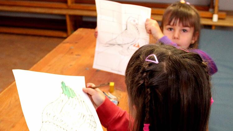 Zwei eifrige Malerinnen in der Kinderecke: Maria und Anna (von li)
