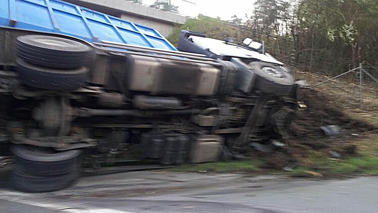 Der Lkw liegt unter der Brücke.