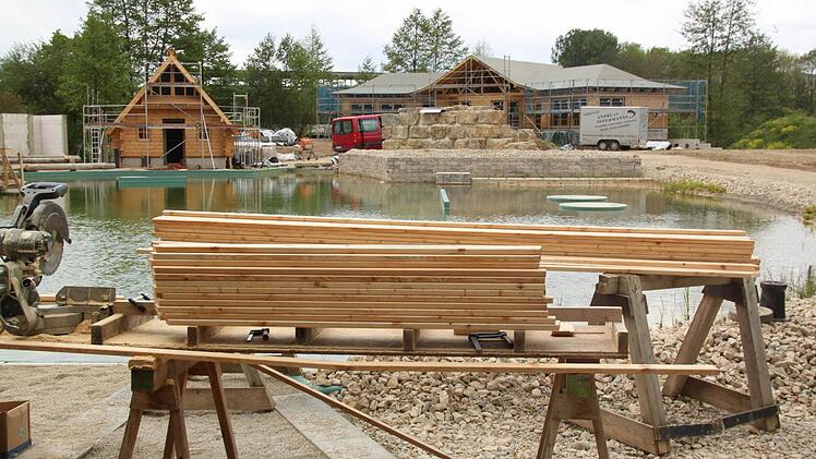 Baustelle am künstlich geschaffenen, rund 1000 Quadratmeter großen Badesee - in Hintergrund die Rohbauten der Banja- und der Meditationssauna