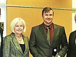 Bei der Auszeichnung der Firma Ilzhöfer (von links): MdB Carsten Linnemann (CDU), Jutta Leitherer von der Mittelstandsunion, Preisträger Werner Ilzhöfer und Peter Götz (Mittelstandsunion)  Foto: privat