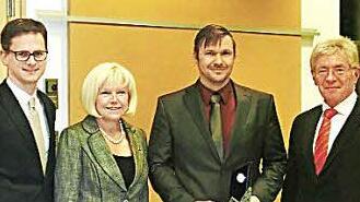 Bei der Auszeichnung der Firma Ilzhöfer (von links): MdB Carsten Linnemann (CDU), Jutta Leitherer von der Mittelstandsunion, Preisträger Werner Ilzhöfer und Peter Götz (Mittelstandsunion)  Foto: privat