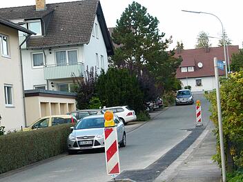 In der Ummerstadter Straße in Bad Rodach darf künftig nur noch auf gekennzeichneten Flächen geparkt werden. Das hat jüngst der Bauausschuss so beschlossen. Foto: Lothar Weidner
