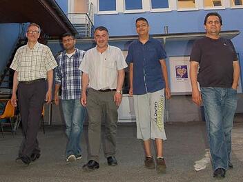 Im übertragenen und im Wortsinn gehen Mehmet Demirezen, Ibrahim Eser, Ilhan Birinci, Adem Eser und Hüseyin Göksu vom Vorstand der Ditib-Gemeinde (von links) auf die Coburger zu. Sie fühlen sich in der Stadt zu Hause und wollen ein Teil von ihr sein. Foto: Helke Renner