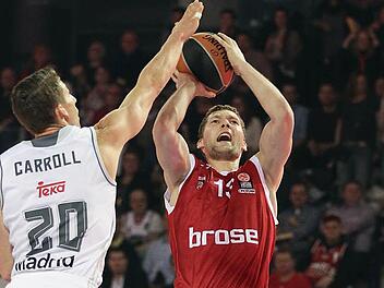 Janis Strelnieks (r.) versucht sich beim bislang letzten Duell gegen Real in Nürnberg gegen Jaycee Carroll von Real Madrid durchzusetzen. Der Bamberger Scharfschütze wurde am Sonntag gegen Bonn geschont, ist aber am Dienstag wieder mit von der Partie. Foto: sportpress