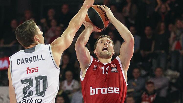 Janis Strelnieks (r.) versucht sich beim bislang letzten Duell gegen Real in Nürnberg gegen Jaycee Carroll von Real Madrid durchzusetzen. Der Bamberger Scharfschütze wurde am Sonntag gegen Bonn geschont, ist aber am Dienstag wieder mit von der Partie. Foto: sportpress