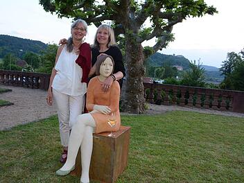 Mitinitiatorin des Schlossgartenweinfestes Maria Heckmann und Künstlerin Hilde Würth genießen das Ambiente. Das Fest findet heuer von Freitag, 23. bis Sonntag, 25. Juni, im Garten des Hammelburger Kellereischlosses statt. Foto: Elisabeth Assmann