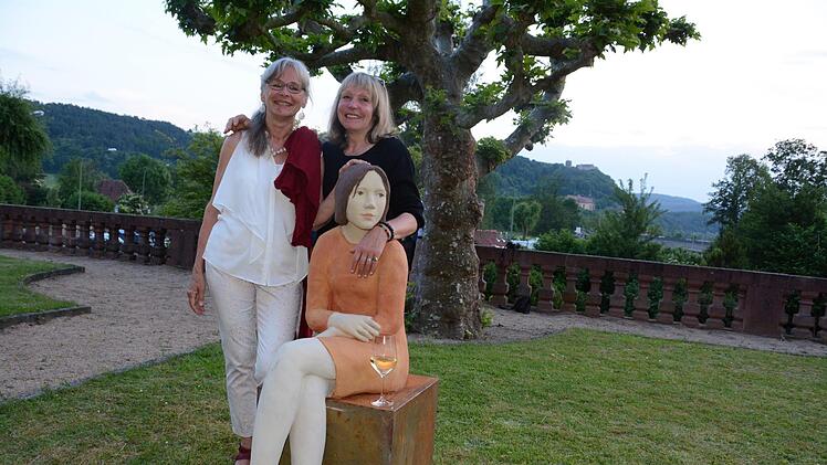 Mitinitiatorin des Schlossgartenweinfestes Maria Heckmann und Künstlerin Hilde Würth genießen das Ambiente. Das Fest findet heuer von Freitag, 23. bis Sonntag, 25. Juni, im Garten des Hammelburger Kellereischlosses statt. Foto: Elisabeth Assmann