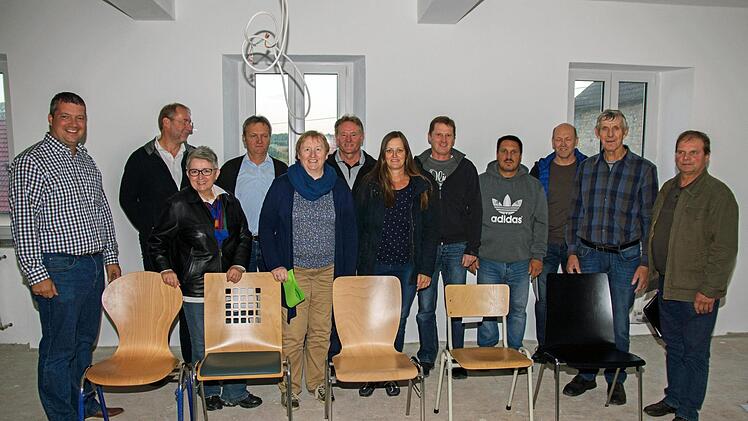In der alten Schule in Gädheim konnten die Gemeinderäte aus fünf Musterstühlen ihren Favoriten für die Bestuhlung des Gebäudes auswählen. Die Wahl fiel auf den Stuhl ganz links.