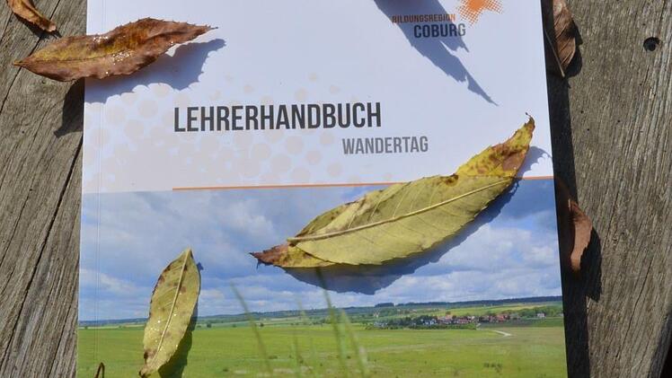 Hilfreich für Lehrer und Erzieher, die einen Wandertag planen: Das neuen Lehrerhandbuch Wandertag.
