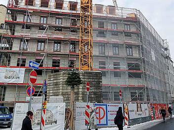 Nur eine von vielen Großbaustellen in Bamberg: Das Neubauprojekt der Sparkasse auf dem früheren Areal von  Metzner-da-am-Eck-da, das künftig die Promenade und die Lange Straße verbindet.Harald Rieger