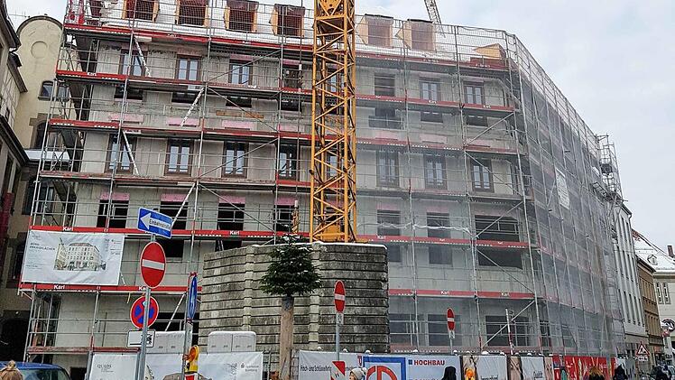 Nur eine von vielen Großbaustellen in Bamberg: Das Neubauprojekt der Sparkasse auf dem früheren Areal von  Metzner-da-am-Eck-da, das künftig die Promenade und die Lange Straße verbindet.Harald Rieger