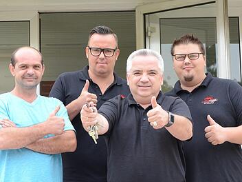 Die Schlüsselgewalt für die Eishalle liegt künftig in den Händen der Kissinger Wölfe. Unser Bild zeigt (von links) Eismeister Maxim Bäumler, Daniel Wehner (Kassier), den neuen Geschäftsführer Ralph Kiesel und Sven Wedler (Schriftführer). Foto: Jürgen Schmitt