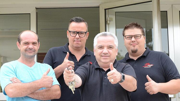 Die Schlüsselgewalt für die Eishalle liegt künftig in den Händen der Kissinger Wölfe. Unser Bild zeigt (von links) Eismeister Maxim Bäumler, Daniel Wehner (Kassier), den neuen Geschäftsführer Ralph Kiesel und Sven Wedler (Schriftführer). Foto: Jürgen Schmitt