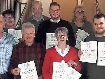 Die erfolgreichsten Teilnehmer der Club- und der Vereinsmeisterschaft der Kegelabteilung des TV Ebern nach der Siegerehrung (von links): vorne Sportwart Thomas Hagel, Robert Lurz (3.), Monika Drummer (1./1.) und Andreas Hämmerlein (2./3.) sowie hinten Christina Hämmerlein (3./3.), Frank Klehr (2.), Sebastian Späth (1./1.) und Silvia Diringer (2./2.) Foto: Wolfgang Dietz