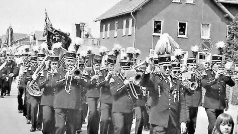 Die Bergmannsjugendkapelle 1963 in Zirndorf bei Nürnberg (Foto oben). Anlässlich der KAB-Mai-Großkundgebung 1980 mit Norbert Blüm bereicherte die Bergmannskapelle den stattlichen Festzug (unten l.). Erstmals traten die Stockheimer Musikanten 1956 im Bergmannskleid auf. Mit im Bild Dirigent Fritz Weißerth Repros: Gerd Fleischmann