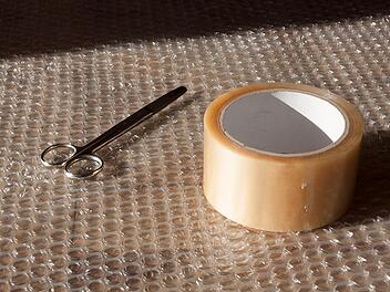 Erlangen: Unbekannter spannt Klebeband &uuml;ber Stra&szlig;e - Zeuge verhindert Schlimmeres