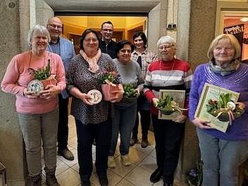 Auszeichnungen beim Gartenbauverein Wohnses, im Bild von links: Nathalie Heinze, Mathias Schneider (Kreisvorsitzender), Ingrid Kauper, Bürgermeister Andreas Pöhner, Maria Tauer, Vorsitzende Katharina Hübner, Monika Schrödel und Christa Kießling (e...