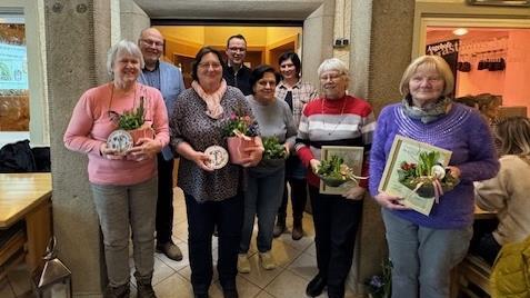 Auszeichnungen beim Gartenbauverein Wohnses, im Bild von links: Nathalie Heinze, Mathias Schneider (Kreisvorsitzender), Ingrid Kauper, Bürgermeister Andreas Pöhner, Maria Tauer, Vorsitzende Katharina Hübner, Monika Schrödel und Christa Kießling (e...