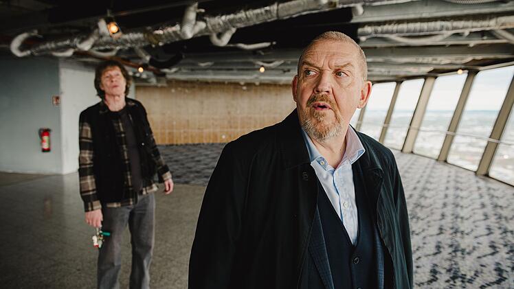 Freddy Schenk (Dietmar B&auml;r) war vor 30 Jahren schon mal im Einsatz in und um den Colonius-Turm. Nun zeigt ihm der Hausmeister (Gerd K&ouml;ster, links) wie es in dem mittlerweile stillgelegten Geb&auml;ude heute aussieht.