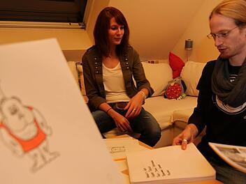 Die meisten Forch-Geschichten    kreieren    Katharina Hötzel  und Simon Michael  nach dem Abendessen in ihrem Wohnzimmer in Buttenheim.Fotos: Barbara Herbst