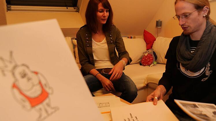 Die meisten Forch-Geschichten    kreieren    Katharina Hötzel  und Simon Michael  nach dem Abendessen in ihrem Wohnzimmer in Buttenheim.Fotos: Barbara Herbst