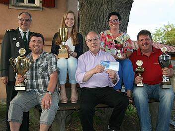 Die Sieger des 36. Bürger- und Gästeschießens in Marktbreit freuten sich am Freitagabend gemeinsam mit dem Schützenmeister über ihre Erfolge und Preise: 1. Schützenmeister Günther Lannig, Christian Gebert, Nina Flohr,Oskar Goeß, Sandra Machnik sowie Heinz-Uwe Mattigkeit. Th. Meyer