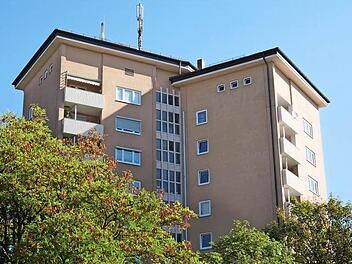 Das neunstöckige Haus der Wohnungsbaugenossenschaft Hammelburg überragt seine Umgebung. Fotos: Arkadius Guzy