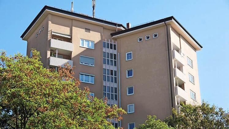 Das neunstöckige Haus der Wohnungsbaugenossenschaft Hammelburg überragt seine Umgebung. Fotos: Arkadius Guzy