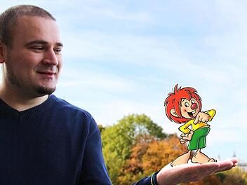Sebastian Kuboth, der aus dem Landkreis Haßberge stammt, bietet in München Führungen zu den Drehorten der Pumuckl-Serie an. Als Berufsnostalgiker möchte er sich nicht bezeichen. Foto: Christian Bauriedel, Pumuckl-Illustration: Brian Bagnall nach der Orginalfigur von Barbara von Johnson
