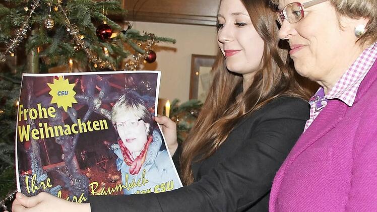 Vorweihnachtlich gestimmt: Hannah Lang und Barbara Baumbach bei der CSU-Nominierungsversammlung im Gasthof Post.Fotos: Ralf Kestel