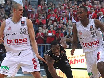 Maik Zirbes (links) und Jamar Smith spielen zuk&uuml;nftig nicht mehr f&uuml;r die Brose Baskets Bamberg. (Foto: Bertram Wagner)