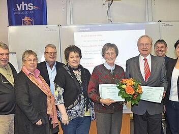 Ehrungen gab es bei der VHS Kreis Kronach. Das Bild zeigt (von links): Reinhard Autolny (Beisitzer), Elke Grötzner (Dritte Vorsitzende), Heinz Tischler (VHS-Leiter), Ursula Weber (Beisitzerin), Sigrun Csallner, Altlandrat Heinz Köhler, Landratstellvertreter Gerhard Wunder und Angela Hofmann (VHS-Vorsitzende und Zweite Bürgermeisterin Kronachs).  Foto: Karl-Heinz Hofmann