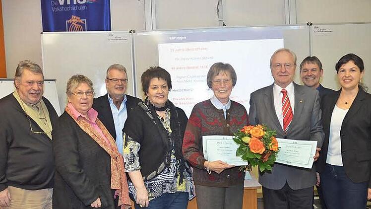 Ehrungen gab es bei der VHS Kreis Kronach. Das Bild zeigt (von links): Reinhard Autolny (Beisitzer), Elke Grötzner (Dritte Vorsitzende), Heinz Tischler (VHS-Leiter), Ursula Weber (Beisitzerin), Sigrun Csallner, Altlandrat Heinz Köhler, Landratstellvertreter Gerhard Wunder und Angela Hofmann (VHS-Vorsitzende und Zweite Bürgermeisterin Kronachs).  Foto: Karl-Heinz Hofmann