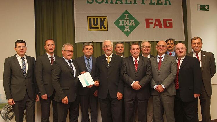 Stolz präsentierten sich die Verantwortlichen des Unternehmens bei der Überreichung des Zertifikats. Foto: Günther Geiling