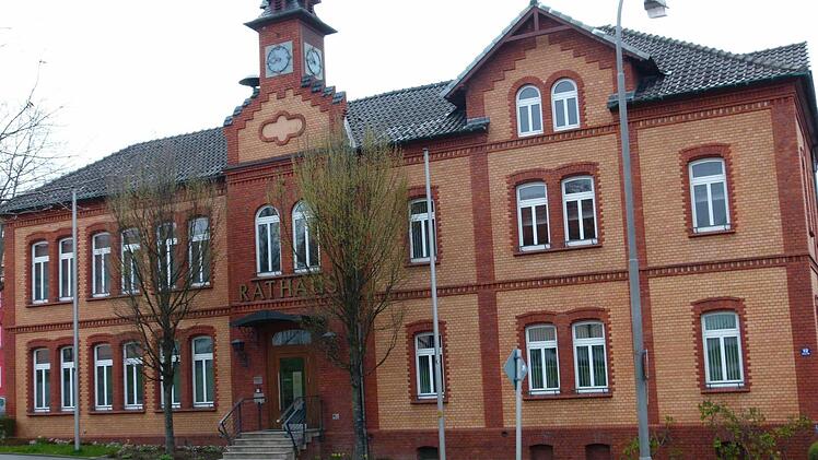 Das Rathaus wird noch in diesem Jahr eingerüstet, damit die Fassade saniert werden kann. Foto: Lothar Weidner