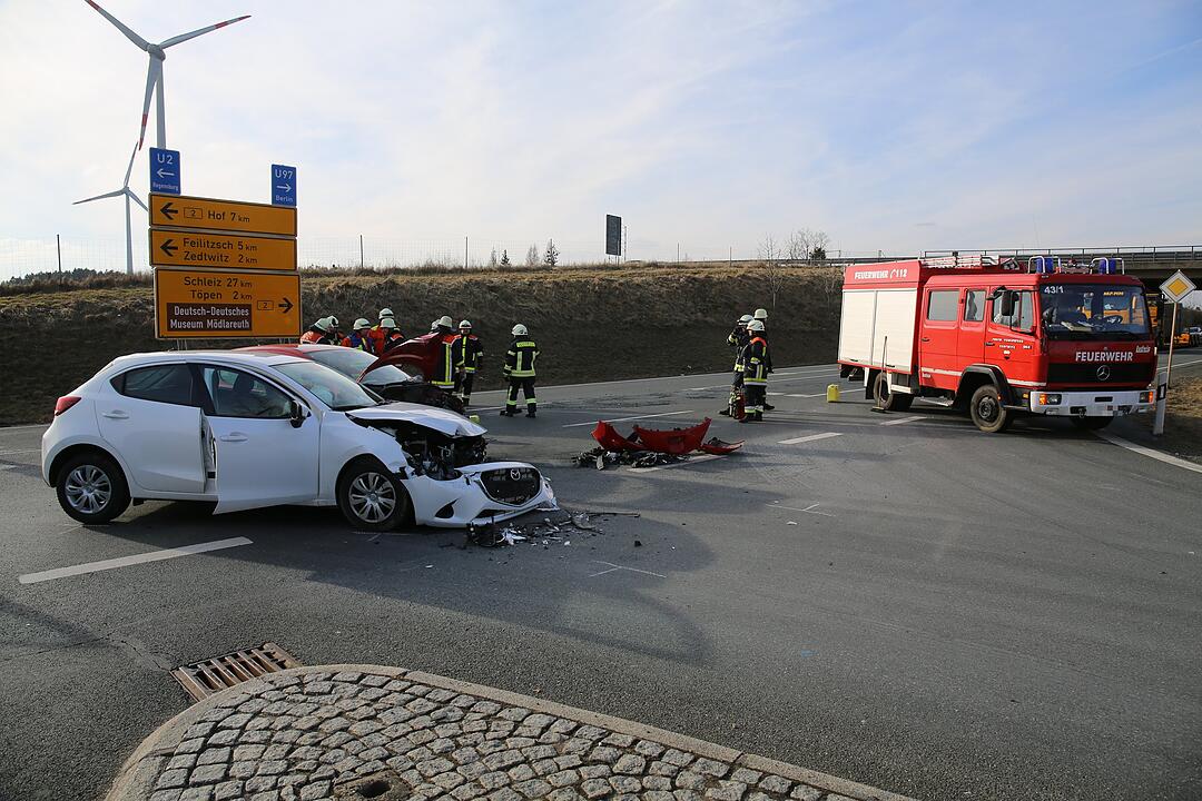 Hof:Unfall auf der A72 mit mehreren Fahrzeugen und Verletzten