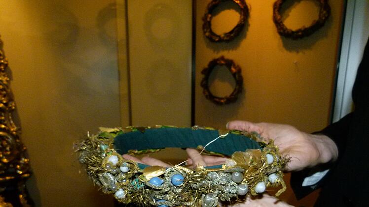 Bei der Prozession an Mariä Himmelfahrt haben die Träger derSilbermadonna ein solches Kränzchen (19. Jh.)  auf dem Kopf.