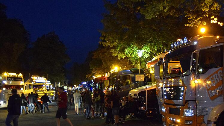 Die "Road-Show" am Samstagabend beim neunten Trucker-Festival in Lichtenfels  Fotos: Andreas Welz