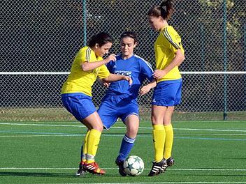 Rebekka Grimm (re.) sorgte gegen Schlaifhausen für den Ausgleich, dennoch holte Eggolsheim um Anne Betz (li.) keinen Punkt. Die DJK hat im Gegensatz zur Konkurrenz noch nicht Winterpause.  Foto: herzopress/Archiv