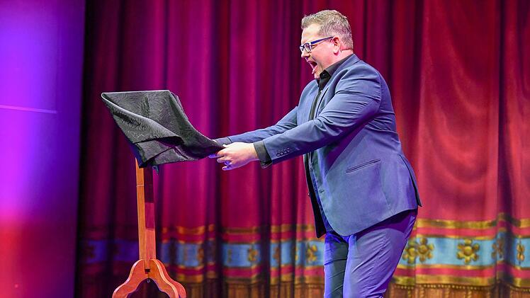 Moderator und Zauberer Matthias Rauch verhilft einem unscheinbaren IKEA-Tisch zu ungeahnten Höhenflügen.Ronald Rinklef Foto: Ronald Rinklef