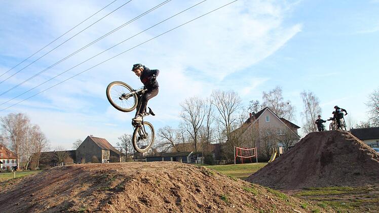Noch zeigen die Biker am Gänsanger in Wachenroth ihre Kunststückchen.  Foto: Andreas Dorsch