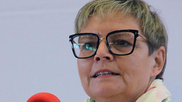 Die Ma&szlig;bacher Bundestagsabgeordnete Sabine Dittmar wurde beim  SPD-Bezirksparteitag mit einem hervorragenden Ergebnis als stellvertretende  Bezirksvorsitzende im Amt best&auml;tigt. Dieter Britz