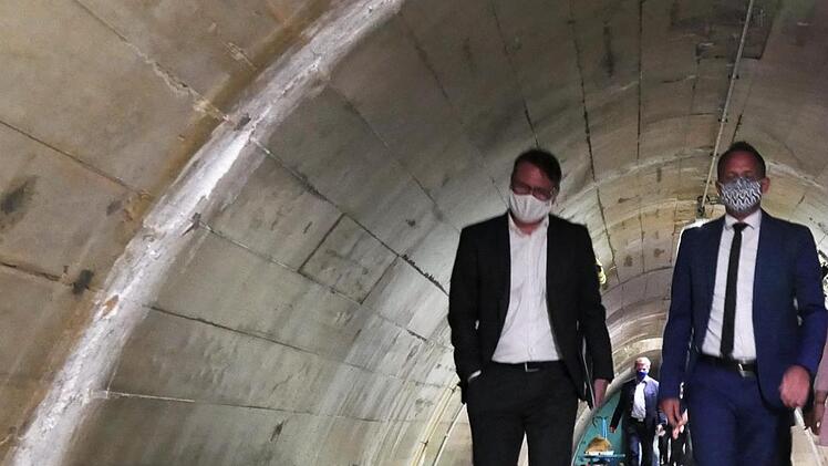 Staatsminister Thorsten Glauber (rechts) im 300 Meter langen Stollen der Ködeltalsperre, unter dem die Rohrleitungen verlaufen. Foto: Sandra Hackenberg