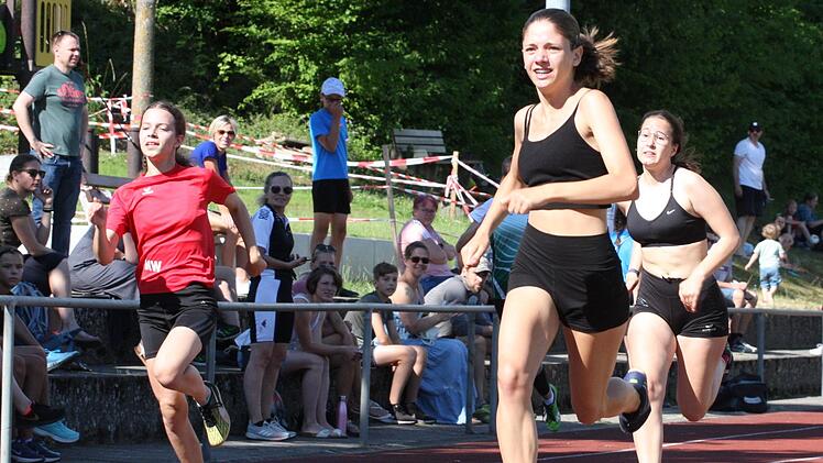 Amy Schulz (vorne) vom TSV Oberthulba gewann in Ramsthal den Dreikampf der U16.  Foto: Reinhold Nürnberger
