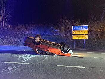 Unfall in Neuenmarkt: Fahrerin überschlägt sich an Verkehrsinsel